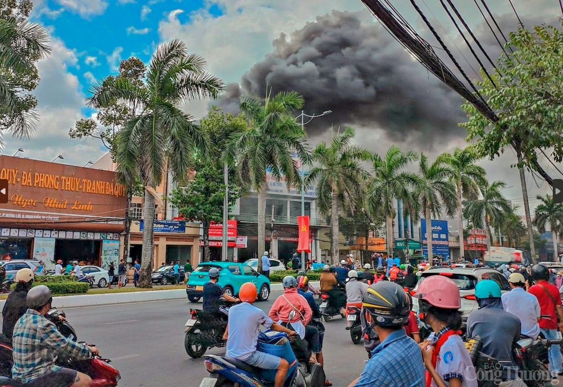 TP. Cần Thơ: Kịp thời dập tắt đám cháy tại một sơ sở kinh doanh phụ tùng ô tô