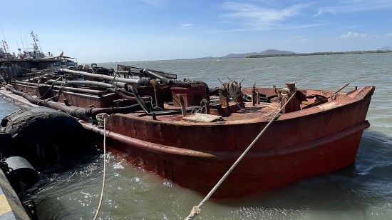 Bắt giữ tàu chở cát trái phép trên biển giáp ranh giữa TP. Hồ Chí Minh và Tiền Giang