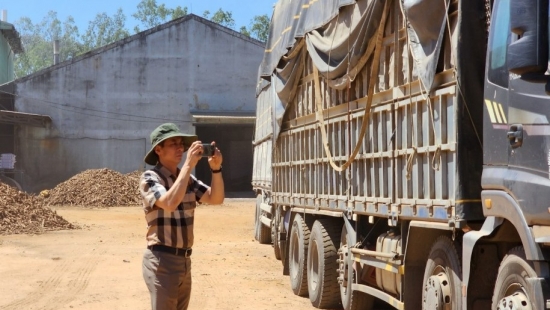 Đắk Lắk: Phó Giám đốc Công an tỉnh trực tiếp kiểm tra, xử lý xe quá tải
