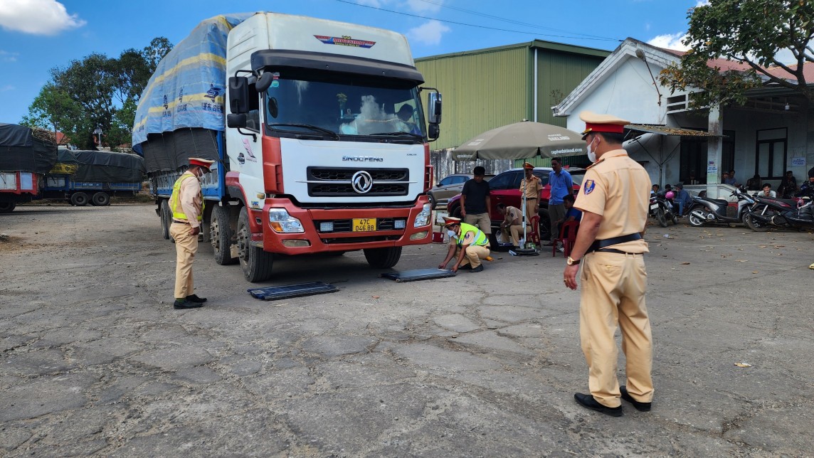 Đắk Lắk: Phó Giám đốc Công an tỉnh trực tiếp kiểm tra, xử lý xe quá tải