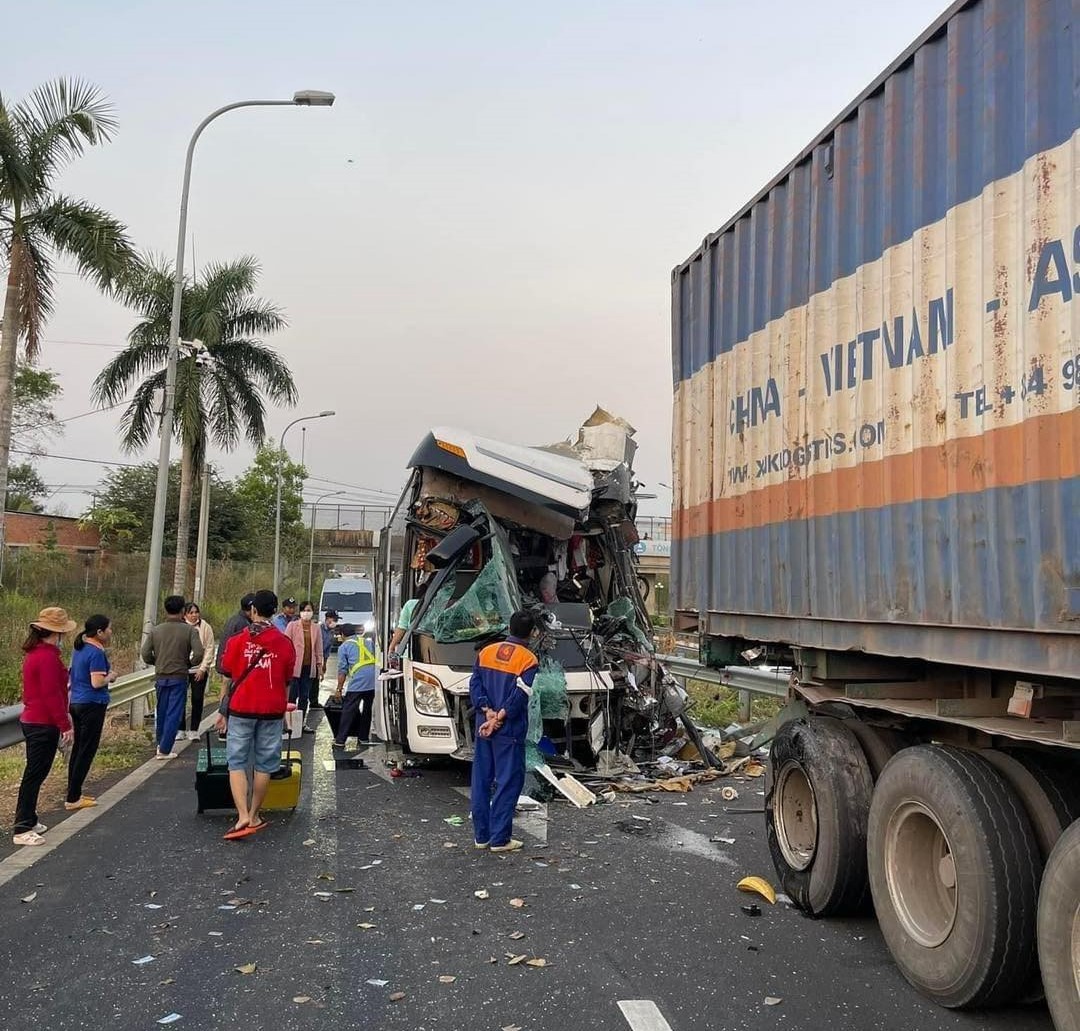 Đồng Nai: Tai nạn nghiêm trọng trên đường dẫn vào trạm dừng nghỉ cao tốc Long Thành - Dầu Giây