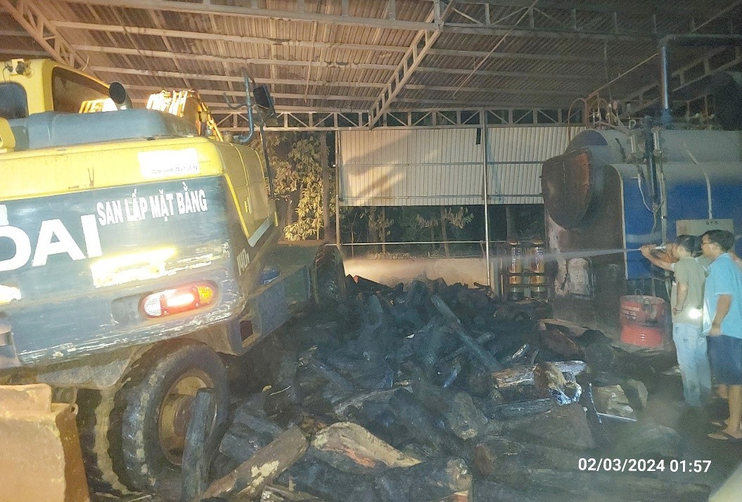 Bình Phước: 70 người dân vác nước dập tắt đám cháy lúc nửa đêm