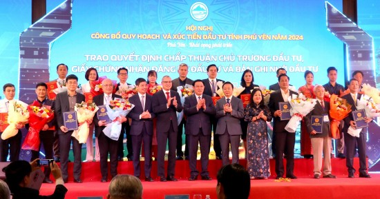 Phú Yên: Trao giấy chứng nhận đầu tư 14 dự án, tổng vốn gần 10.500 tỷ đồng