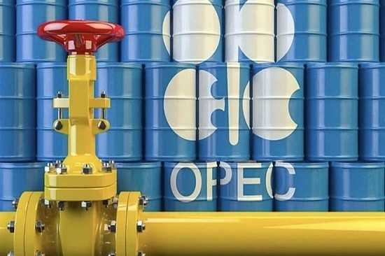 OPEC+ gia hạn cắt giảm sản lượng dầu; giá cước vận chuyển đến các cảng ở Biển Đỏ tăng mạnh