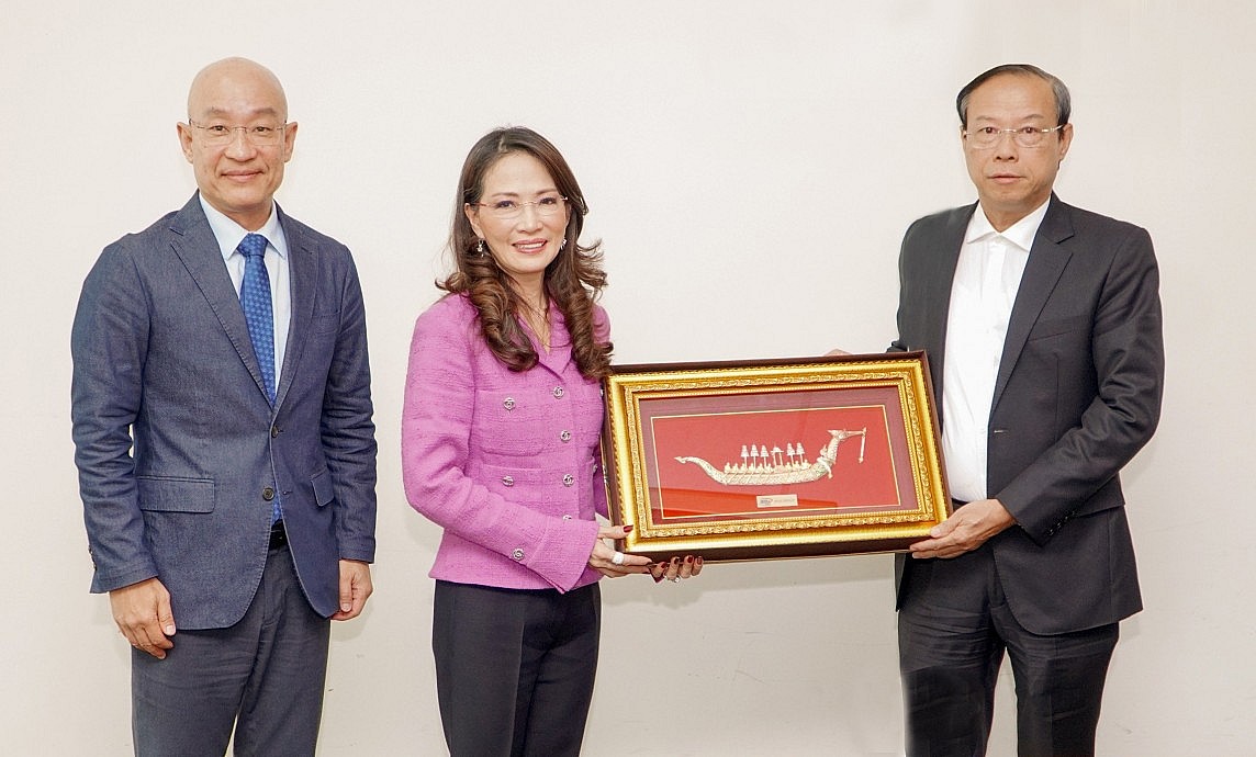 Đại diện Tập đoàn WHA (Thái Lan) tặng quà lưu niệm Chủ tịch UBND tỉnh Nguyễn Văn Thọ.