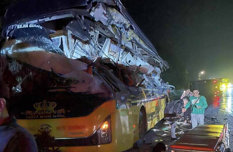 Tại nạn nghiêm trọng: Xe khách va chạm với xe container, 10 người thương vong