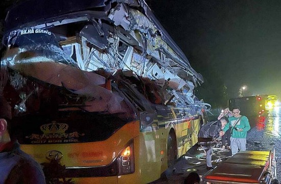 Tại nạn nghiêm trọng: Xe khách va chạm với xe container, 10 người thương vong