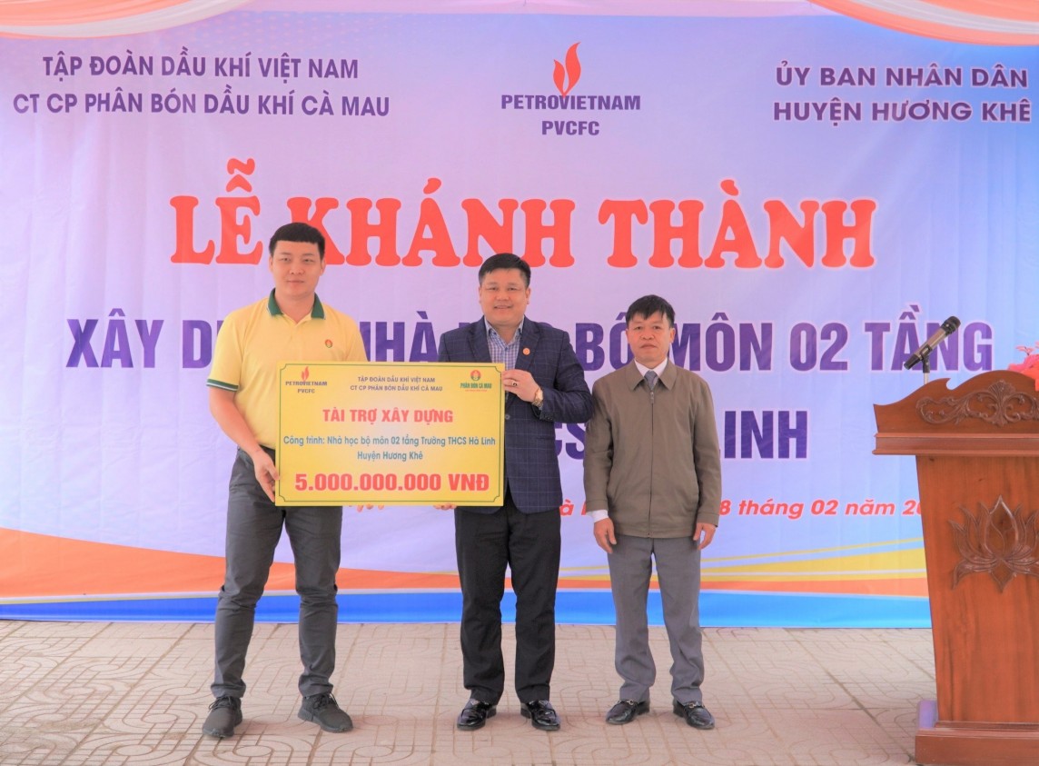Đại diện Công ty cổ phần phân bón Dầu khí Cà Mau trao biểu trưng tài trợ cho UBND huyện Hương Khê.