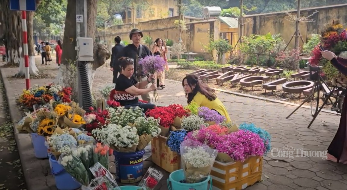 Hà Nội: Dịch vụ ăn theo ‘hốt bạc’ trên con phố hoa ban