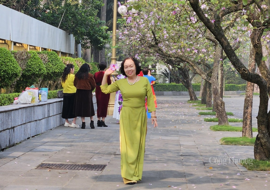 Hà Nội: Dịch vụ ăn theo "hốt bạc" trên phố hoa ban
