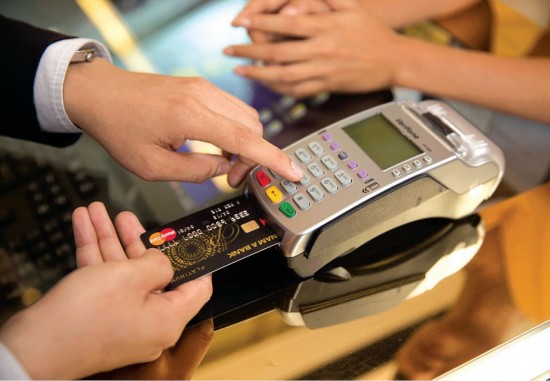 Thanh toán không dùng tiền mặt: Cây ATM giảm, điểm chấp nhận thanh toán POS tăng