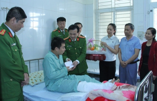 Lào Cai: Thăm hỏi, động viên cán bộ bị thương khi vây bắt đối tượng ma túy