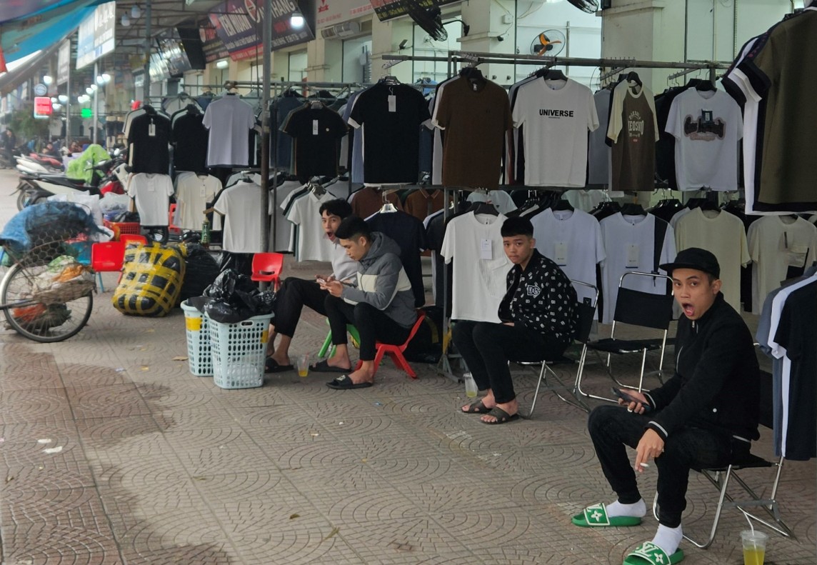 Hà Nội: Thủ phủ thời trang Ninh Hiệp ế khách, tiểu thương xoay chiều bán hàng trên "chợ mạng"