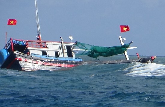Hỗ trợ 4 ngư dân tàu cá Ninh Thuận gặp nạn trên biển
