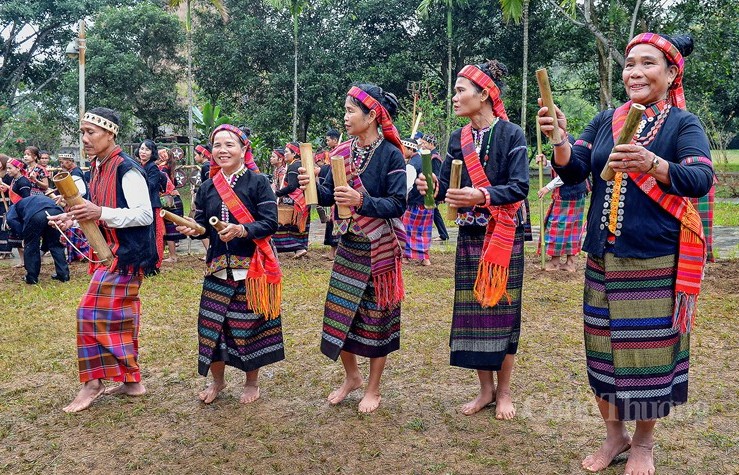 Nét đặc sắc trong trang phục truyền thống của người Bru - Vân Kiều