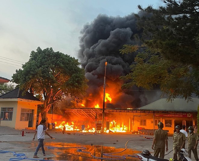 Bình Thuận: Cháy kho chứa xe tang vật vi phạm giao thông huyện Tánh Linh