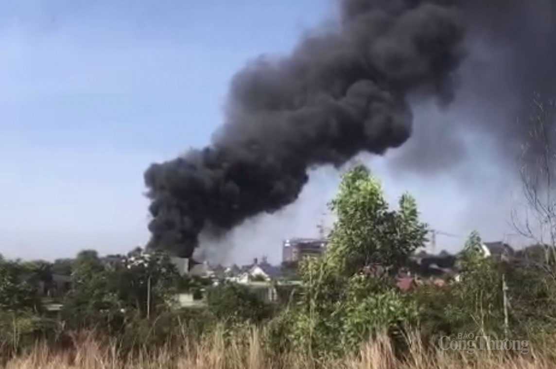 Cháy kho để thùng phi chứa nhớt tại Đắk Nông