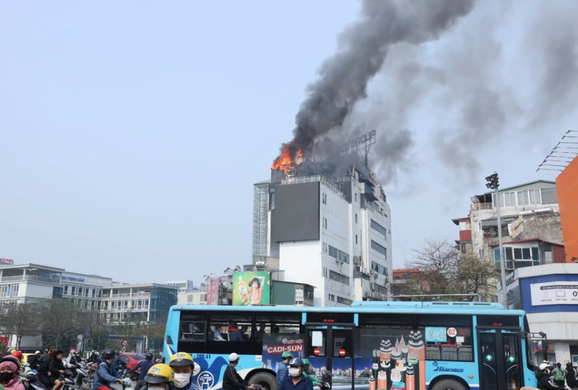 Hà Nội: Cháy tòa nhà cao tầng ở phố Ô Chợ Dừa, khói lửa bốc lên ngùn ngụt