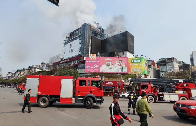 Hà Nội: Cháy tòa nhà cao tầng ở phố Ô Chợ Dừa, khói lửa bốc lên ngùn ngụt