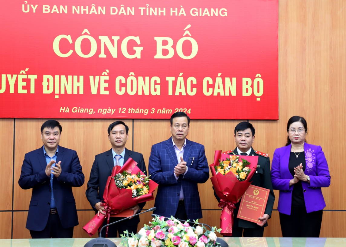 UBND tỉnh Hà Giang công bố Quyết định về công tác cán bộ