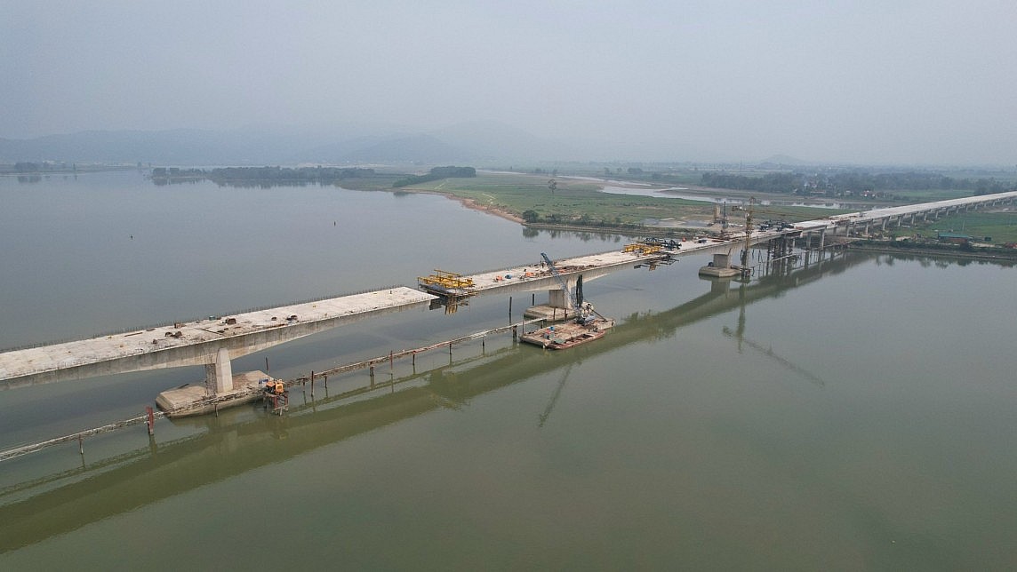 Cầu đường bộ vượt sông dài nhất cao tốc Bắc – Nam chuẩn bị hợp long