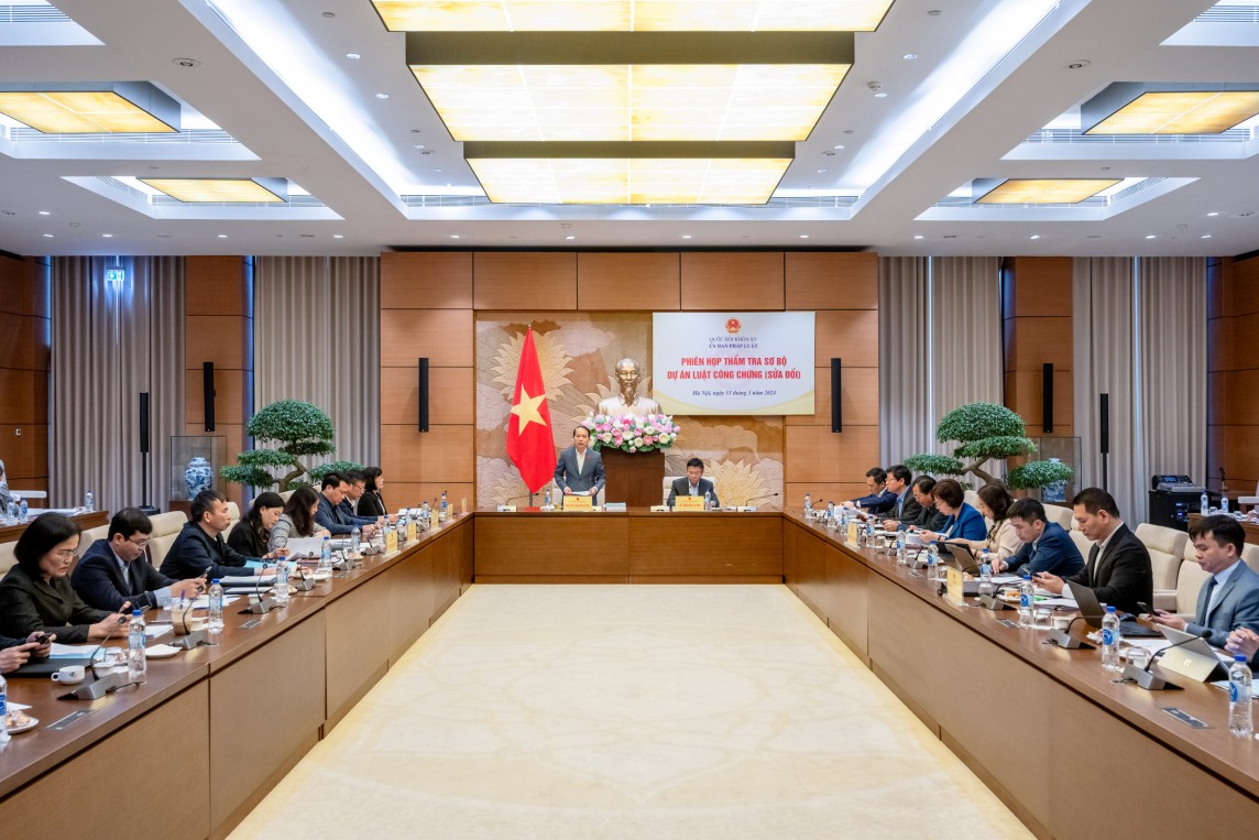 Chủ nhiệm Ủy ban Pháp luật Hoàng Thanh Tùng chủ trì phiên họp