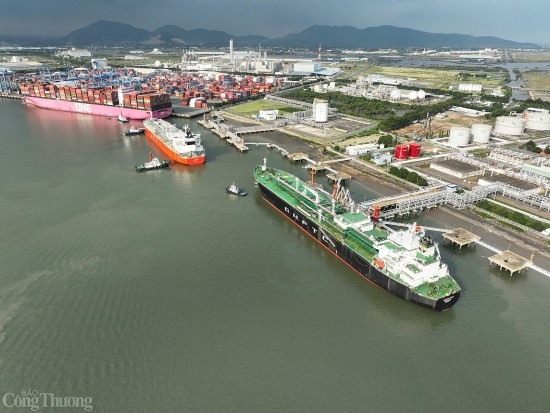 Thêm 70.000 tấn LNG sắp cập cảng Việt Nam