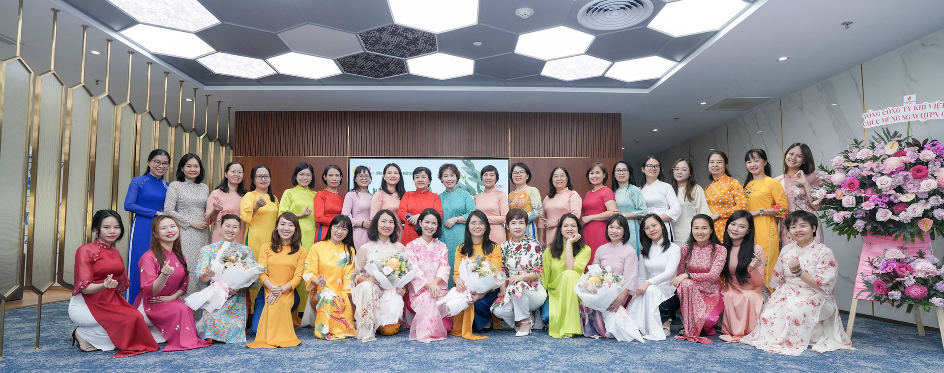 Ban Nữ công Công đoàn PV GAS gửi tặng gần 500 bộ áo dài nhân tháng 3 yêu thương