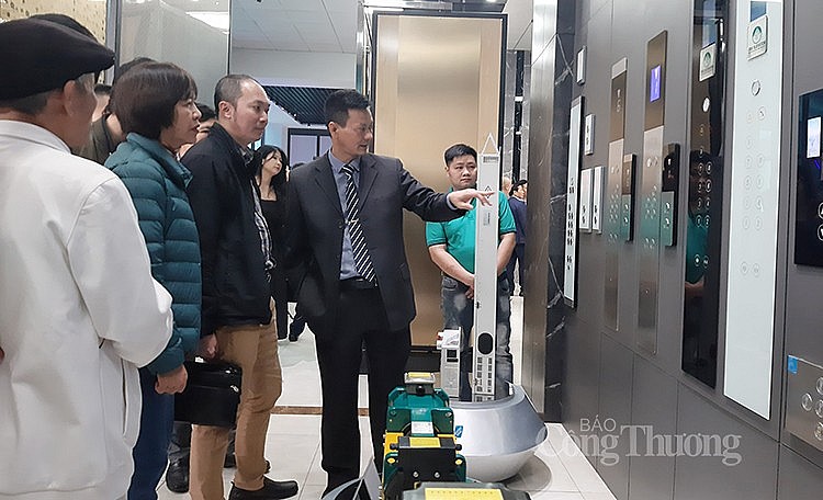 Khách hàng đang tham quan showroom thang máy iTEK Hà Nội của Trung Tâm Thang Máy – EMTC