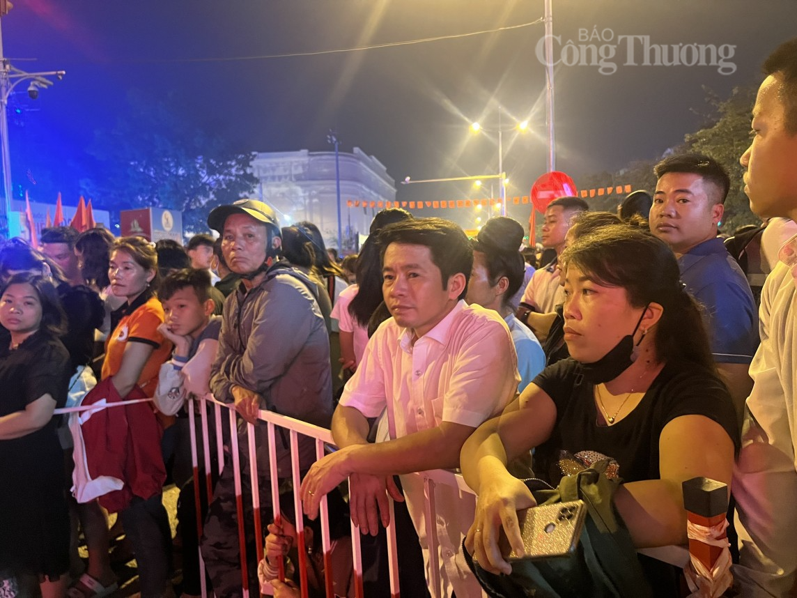 Điện Biên: Người dân nô nức đến lễ khai mạc Năm Du lịch Quốc gia tại Quảng trường 7/5