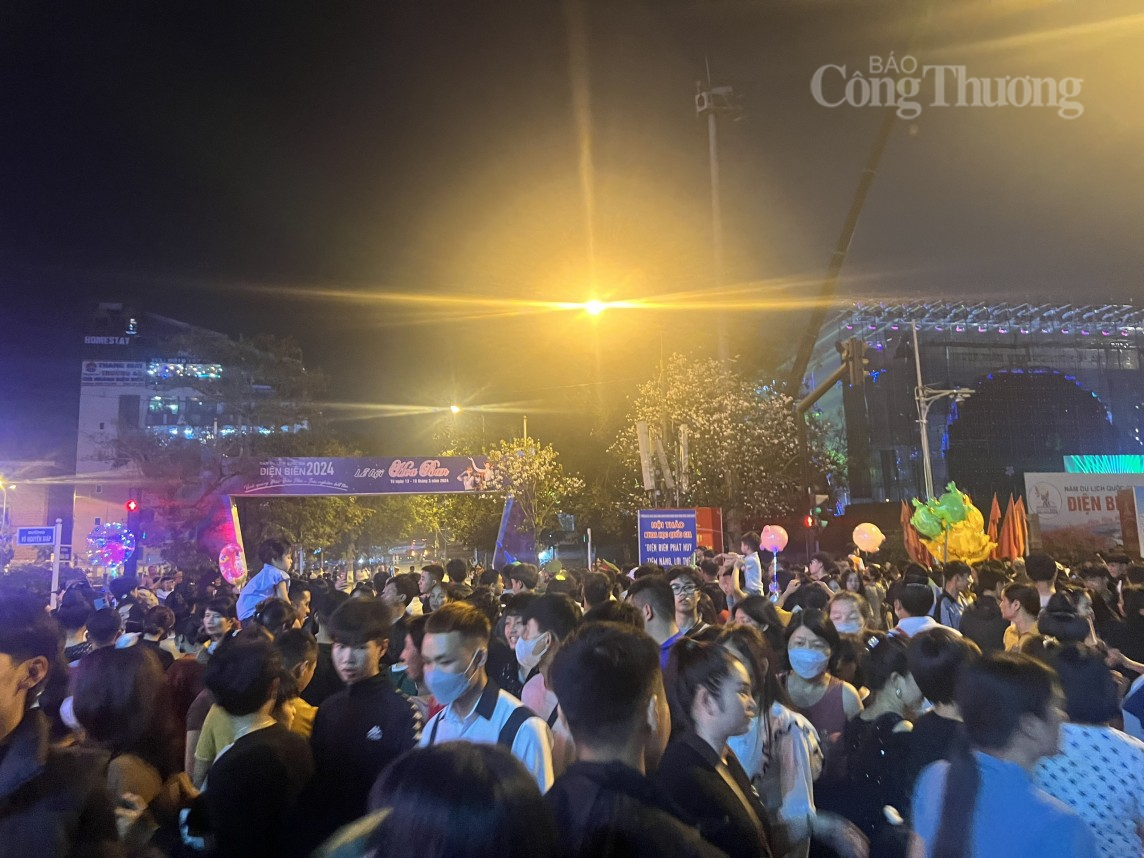 Điện Biên: Biển người đổ về Quảng trường 7/5 xem Chương trình khai mạc Năm Du lịch Quốc gia