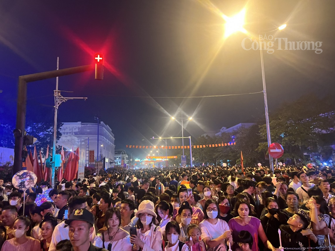 Điện Biên: Biển người đổ về Quảng trường 7/5 xem Chương trình khai mạc Năm Du lịch Quốc gia