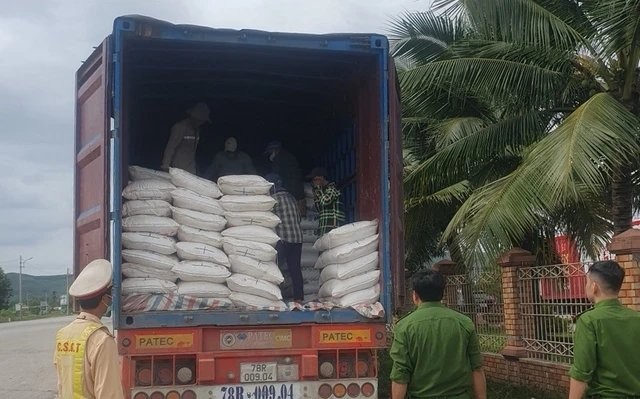 Quảng Ngãi: Vận chuyển 32 tấn đường nhập lậu, tài xế bị phạt gần 500 triệu đồng