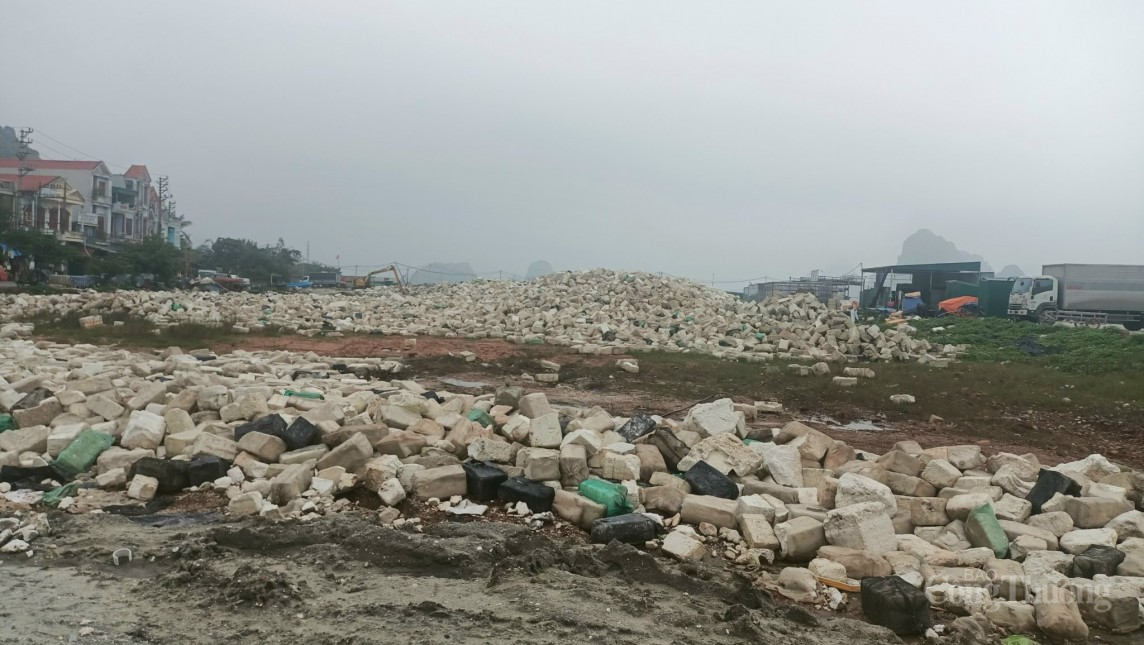 Bao giờ mới xử lý xong "bãi rác" xốp khổng lồ tại cảng Cái Rồng?