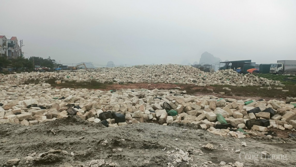Bao giờ mới xử lý xong "bãi rác" xốp khổng lồ tại cảng Cái Rồng?