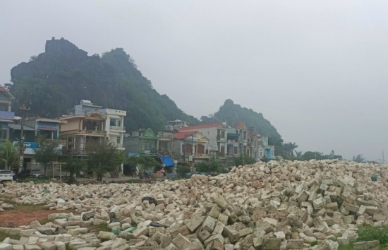 Quảng Ninh: Bao giờ mới xử lý xong bãi rác phao xốp khổng lồ tại cảng Cái Rồng?