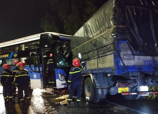 Phú Yên: Xe khách va chạm xe tải, 8 người thương vong