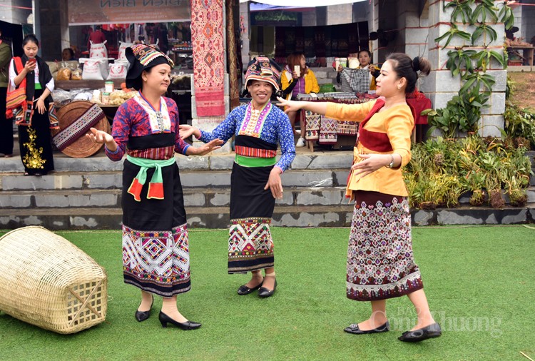 Thùy Tiên diện váy H'Mông dự sự kiện cùng dàn mỹ nhân - VnExpress Giải trí