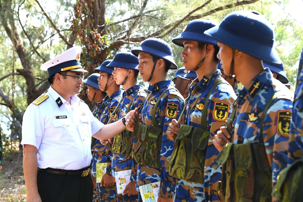 Bộ Tư lệnh Vùng 5 Hải quân kiểm tra công tác huấn luyện chiến sĩ mới tại Tiểu đoàn 563