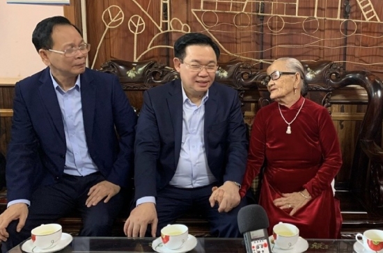 Chủ tịch Quốc hội Vương Đình Huệ thăm gia đình chính sách tại Đắk Nông