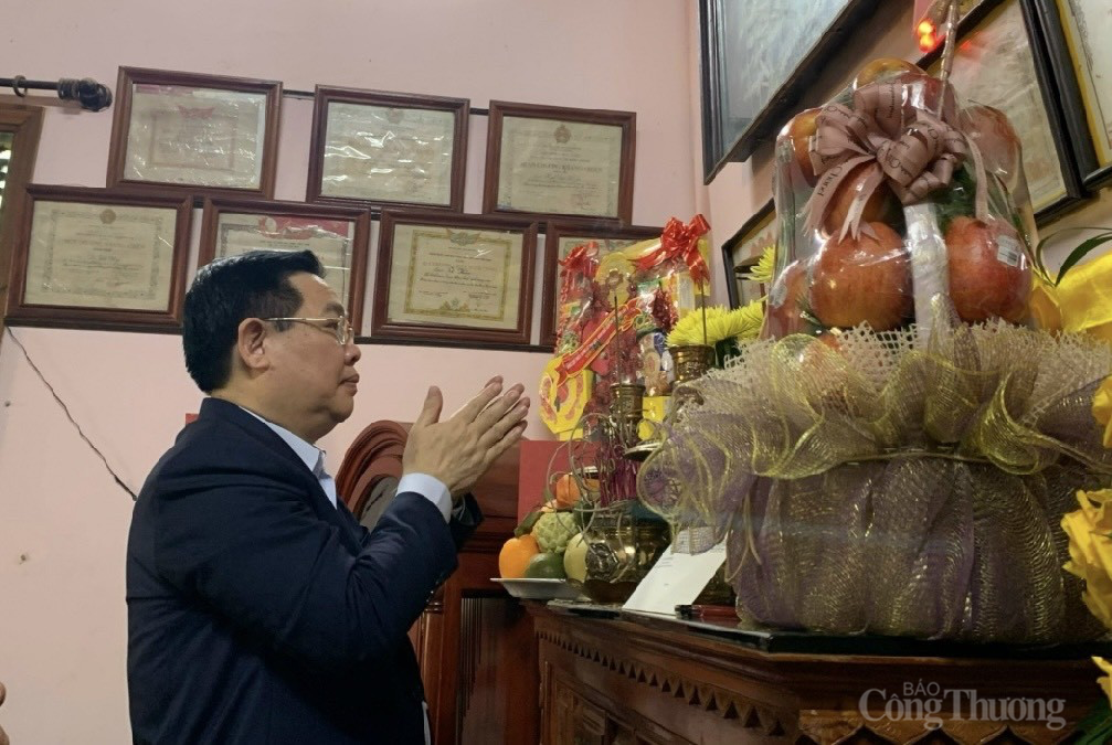 Chủ tịch Quốc hội Vương Đình Huệ thăm gia đình chính sách tại Đắk Nông