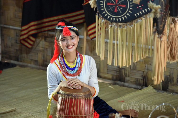 Trang phục truyền thống của phụ nữ dân tộc Cor gần gũi với thiên nhiên