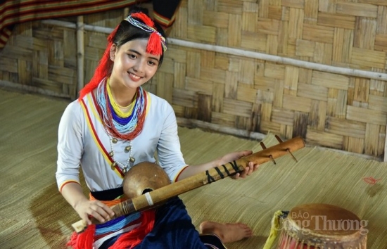 Trang phục truyền thống của phụ nữ dân tộc Cor gần gũi với thiên nhiên