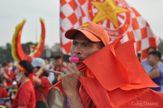 Cổ động viên đổ về sân Mỹ Đình xem "đại chiến" Đông Nam Á giữa Việt Nam và Indonesia