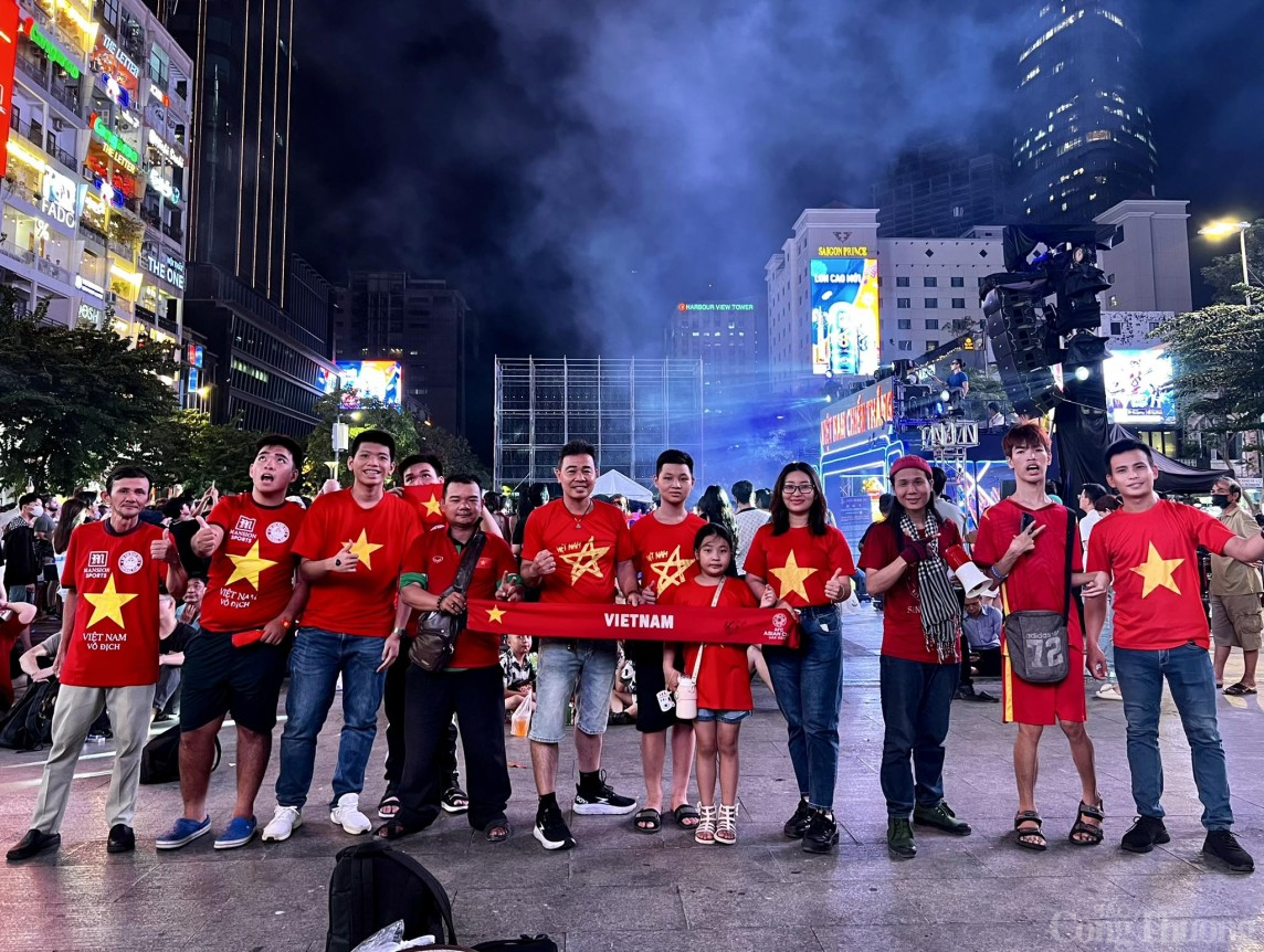 TP. Hồ Chí Minh: Sôi động không khí cổ vũ Đội tuyển Việt Nam tại phố Nguyễn Huệ
