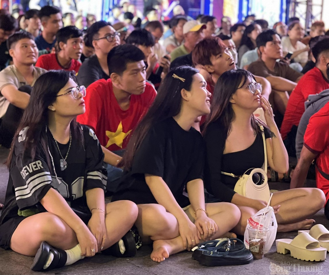 TP. Hồ Chí Minh: Sôi động không khí cổ vũ Đội tuyển Việt Nam tại phố Nguyễn Huệ