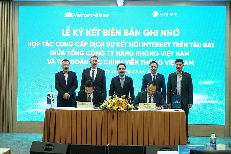 2-Ông Lê Hồng Hà, Tổng giám đốc Vietnam Airlines và ông Huỳnh Quang Liêm, Tổng giám đốc VNPT ký kết Biên bản ghi nhớ hợp tác.JPG