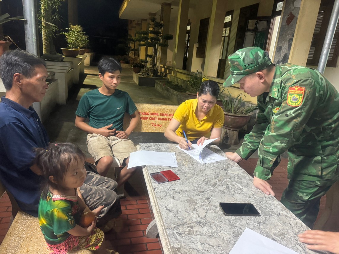 Đồn Biên phòng Cửa khẩu quốc tế Thanh Thủy tiếp nhận 01 trẻ em thất lạc trên biên giới