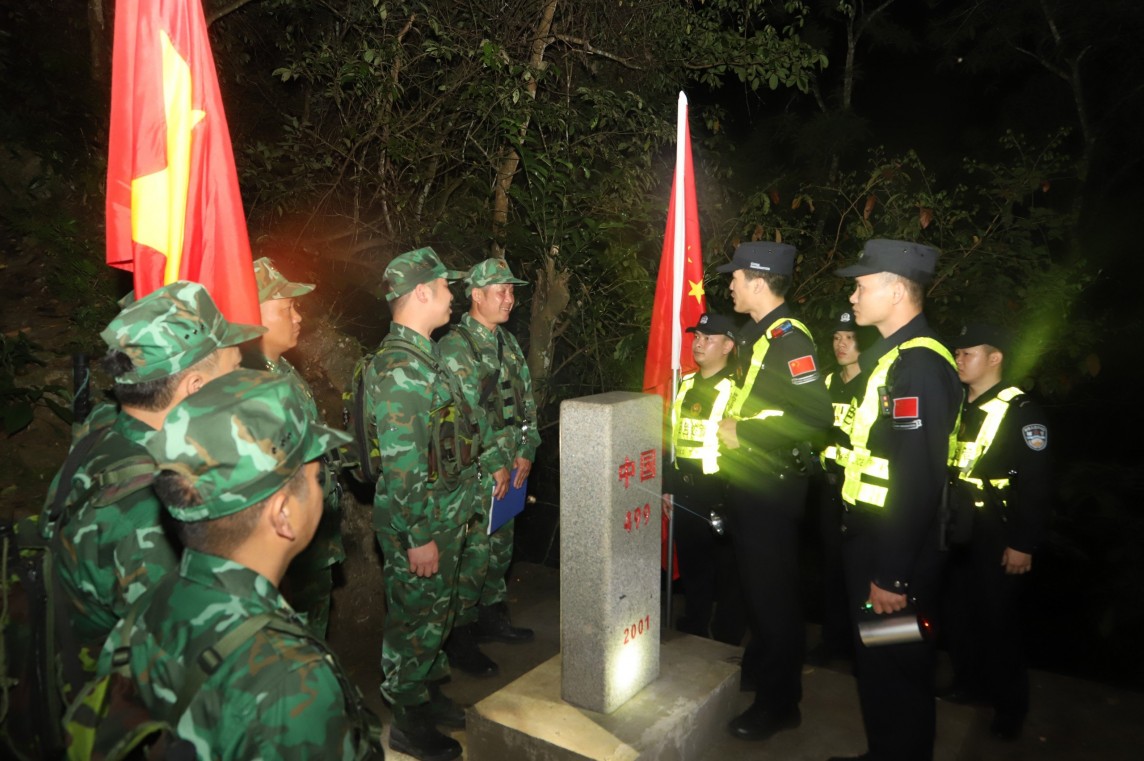 Tuần tra liên hợp song phương trong đêm khu vực biên giới Hà Giang