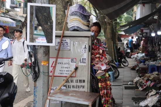 Hà Nội: Phớt lờ cảnh báo nguy hiểm, nhiều người bám bốt điện để kinh doanh